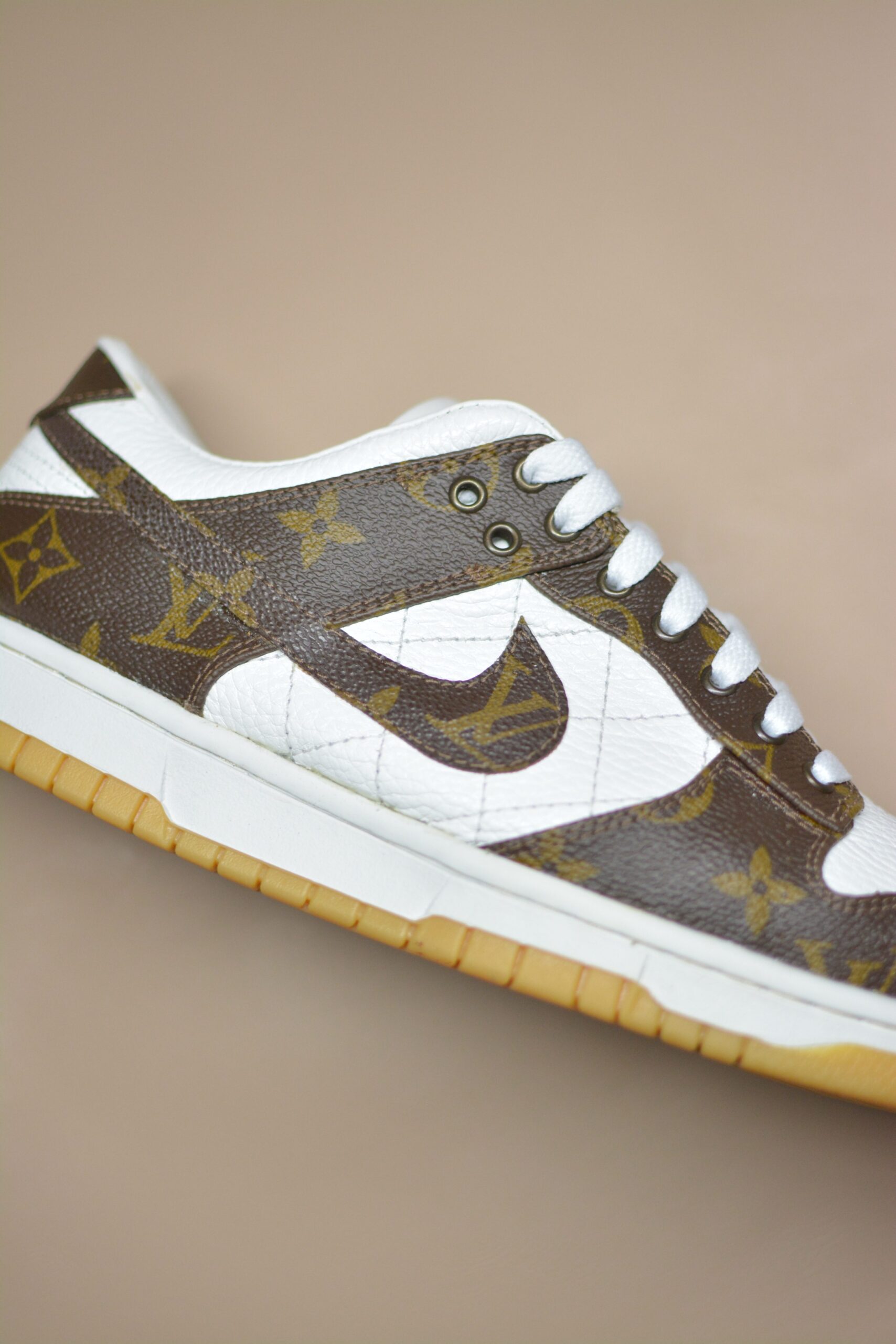 NIKE SB DUNK WHITE & BROWN