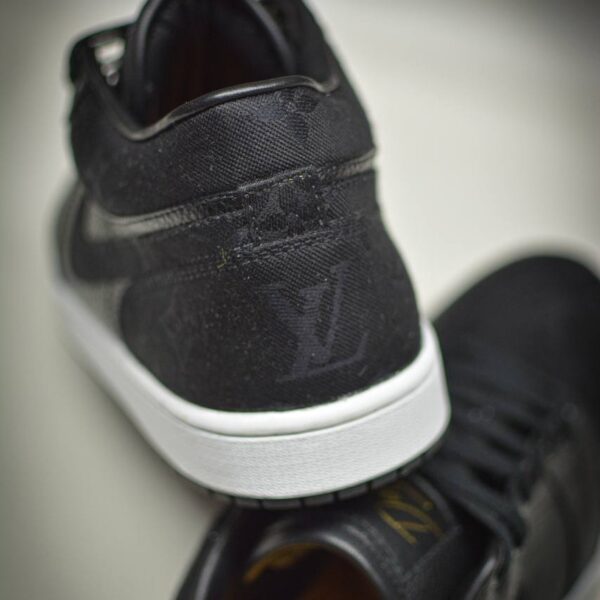 JORDAN 1 LOW BLACK OUT LV